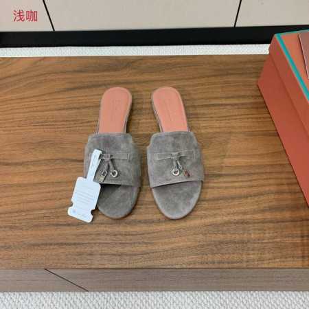 Loro Piana 羊京平底拖鞋。鞋面羊京，羊皮内里及垫脚。真皮中底，真皮包跟。进口真皮大底。码数：34-42 34、40、41、42定制不退换 批： - 点击图像关闭