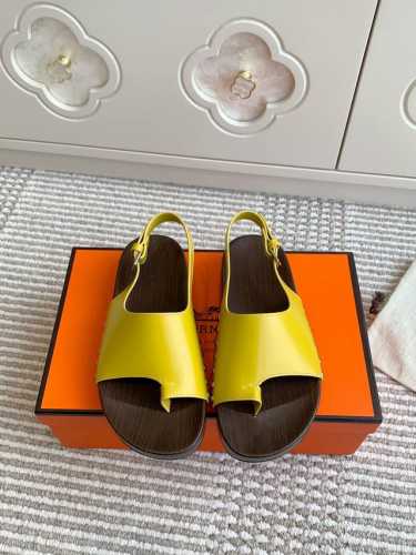 Hermes 爱马仕H家 kos系列 木底 厚底套趾夹脚凉鞋顶级品质小牛皮木底凉鞋，搭配可调节袢带。设计简约流畅，打造休闲时尚造型。 鞋面：进口小牛皮 厚底4c