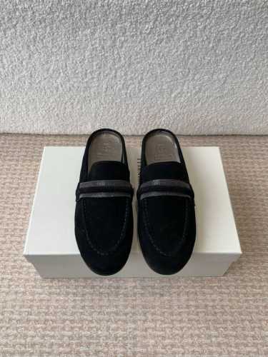 Brunello Cucinelli 新款拖鞋 春夏新款 又不喜欢那个牌子的来 珠链设计一眼Bc 不烂大街 好穿好搭 时髦有型 bc很有品味 配上一双袜子穿也很