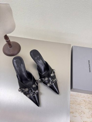 balenciag 中跟铆钉尖头拖鞋 黑色 面料 牛油皮 内里 小羊皮 铆钉装饰 巴黎世家 经典设计 顶级版本 全部对版材料 继续着Demna式的对主流华丽时尚