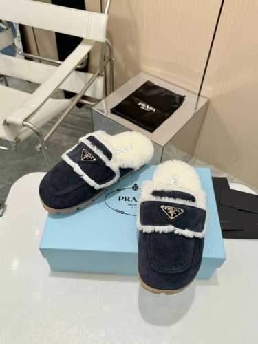 出厂 顶级版本 Prada 经典款包头羊毛拖鞋，时髦精必入！ 标志性三角边金属扣装饰，搭配经典扣带，时尚感拉满。进口牛猄牛皮鞋面，质感超棒。羊毛内里和垫脚，温暖