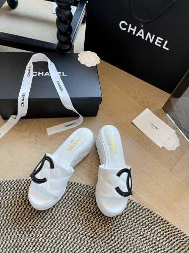Chanel 24C厚底新款菱格拖鞋 这款鞋真是矮子乐的福星 上脚秒变170 最近超级流行厚底上脚无敌好看！ 暴走一天不累款 鞋面：小羊皮 内里：丝绸羊皮 跟高