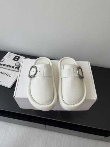 女款 男款 Alexander Mcqueen 25Ss春夏新款复古大头包头拖 勃肯拖 第一眼看到这个鞋子感觉不起眼，没有过多的装饰很简单 但带有点复古味呆萌可