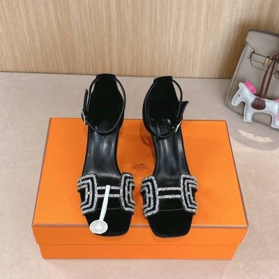 7Cm组图 出厂价p Hermes 爱马仕 Joy 70高跟凉鞋 时尚又百搭 搭配H鞋头 超级舒服 每个细节都做到极致 搭配同色调标志性纯鞋扣 设计简约流畅 打