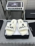 CHANEL 秋冬新品香奈儿毛拖 独家开模出货 进口羊羔毛. 内里：进口保暖羊羔毛，脚感舒适，超级亲肤。 大底：原版开模大底 码数35-39 34 40 41定