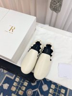 the Row 24 平底松紧口跳舞鞋 第一眼看到这个鞋子就爱上了，带点复古味随意搭配都好看！各大网红博主都在穿它，整个鞋子非常柔软，好穿不磨脚。简约百搭款~延
