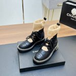 独家爆款 CHANEL 香奈儿 2024秋冬新款弹力绒口链条短靴、马丁靴 认准我家细节实拍注意区分普通版 这款马丁靴真的是帅气时尚的代表，，可以低调不失奢华！简