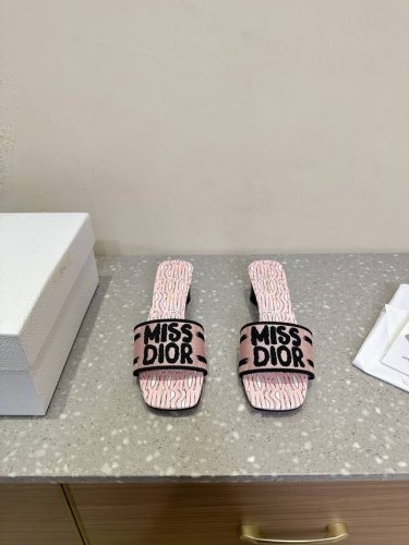 Dior 迪奥 25ss早春新款 Miss系列 粗跟 拖鞋这款Dway棉质带根凉拖融入现代风格重新诠释经典单品。采用精心高密度刺绣！鞋面饰以Miss Dior标
