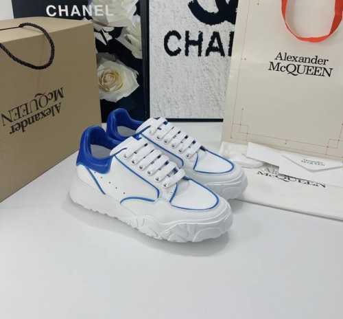 工厂价： 飞机盒alexander Mcqueen 顶级版弯底拼色 面料：哑对光版丝牛绸皮 材料全是意大进利口 Logo：都是压印logo，凹凸感高级定制版 内