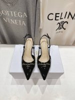 高版本出厂 Dior*迪奥D家2025Ss春夏新款尖头高跟鞋凉鞋时装鞋！顶级版本～ 超美的脚踝扣上脚超仙儿尖头设计巨拉长腿型 设计简约又不失甜美 鞋面：进口头层