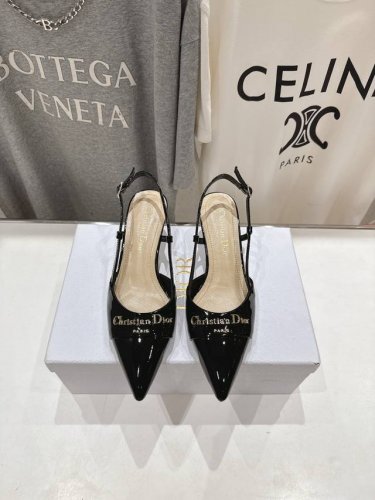 高版本出厂 Dior*迪奥D家2025Ss春夏新款尖头高跟鞋凉鞋时装鞋！顶级版本～ 超美的脚踝扣上脚超仙儿尖头设计巨拉长腿型 设计简约又不失甜美 鞋面：进口头层