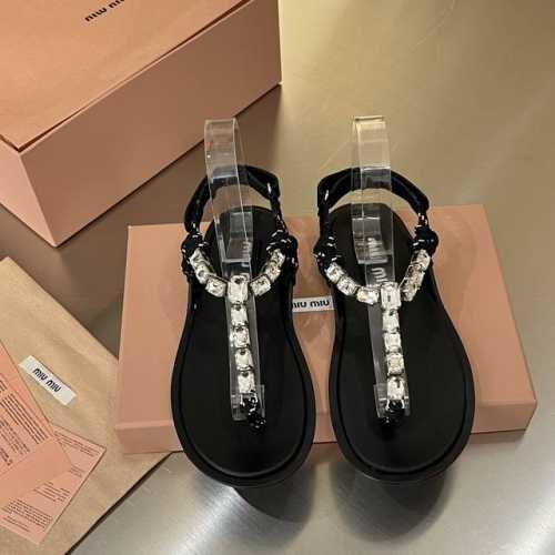 出厂价pp： Miumiu 顶级版本 缪缪 2025夏季新品，全球爆火的夹趾凉鞋占领各大时装杂志封面 各路明星、小红书博主热推 搭配长裙、热裤首选直接闭眼入 原