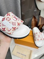 louis Vuitton路易威登春夏新款拖鞋火爆上市，1:1高级定制，秒杀一切仿品，原版开模Logo装饰，既时尚又美观，面料:进口压花丝绸面料，内里羊皮，精美