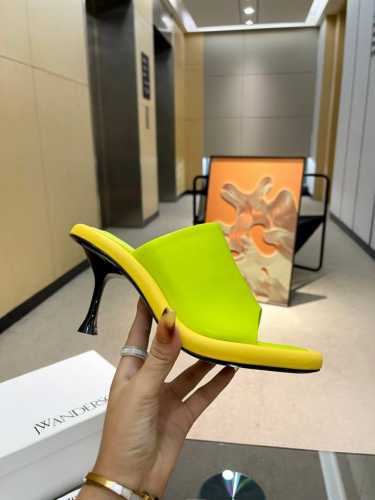 JW Anderson ] [ ]2024新款皮质玛丽珍高跟鞋已上线 ISN博主都在入手的Bumper 全新系列鞋履前卫蔓延、撞色圆形边饰为经典注入摩登基因 、