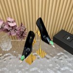 顶级版本专柜同步更新 大宝石 Ysl 圣罗兰 Ss 夏季新品 优雅大气高跟凉鞋 顶级版本认准品质 全新春夏系列后带方扣高跟凉鞋 ！ 尖头高跟拖鞋淡淡的夏日里怎么