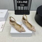 出厂： 独家顶级版本 Dior*迪奥 2025vs新款单鞋系列 尖头珍珠扣单鞋 原版购入开发 ！完美还原这款鞋的楦形细节鞋面进口牛漆皮 内里垫脚细腻小羊皮，看细