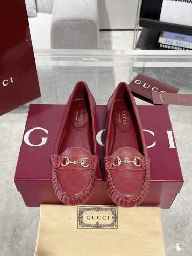 Gucci 饰马衔扣女士平底芭蕾鞋 衣橱必备单品优雅焕新。这款设计以优质迷你Gg绒面材质匠心打造，巧妙融合品牌经典传承与现代精致魅力。经典马衔扣细节以闪亮的银色
