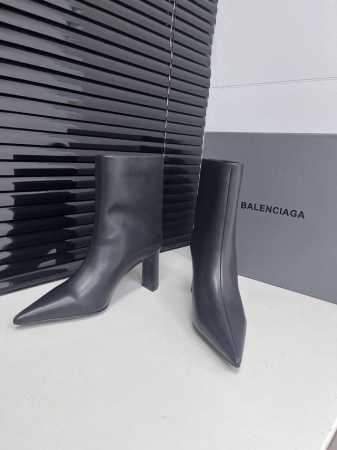 最高版本出厂短靴 长靴 Balenciag*巴黎世家秋冬尖头直筒长靴！ 想成为巴黎家的女人 好飒啊 这双靴子的版型太牛了 像刀一样刻在我心里 极致得像个模型 没 - 点击图像关闭
