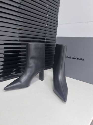 最高版本出厂短靴 长靴 Balenciag*巴黎世家秋冬尖头直筒长靴！ 想成为巴黎家的女人 好飒啊 这双靴子的版型太牛了 像刀一样刻在我心里 极致得像个模型 没