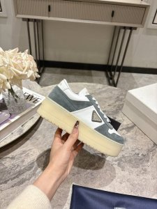 Prada普拉达 春夏最新 厚底三角标 休闲 运动鞋原版购入开发 做货 这款皮革运动鞋时尚简洁，展现出极简风格和运动个性的充分融合。搭配经典的棉质鞋带和轻便的橡