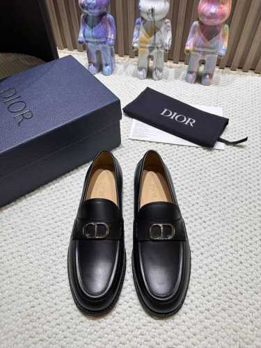 Dior Granville 乐福鞋从正装鞋履演绎而来，彰显摩登风范。采用米色和黑色 Oblique 印花面料精心制作，鞋面饰以同色调哑光饰面黄铜 Dior O