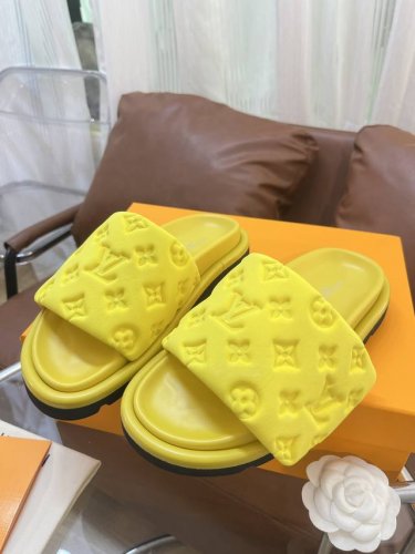 LV 情侣款 专柜主打最新款压花拖鞋硬货上新 代购级别！高级感十足！国内外博主刷爆的一款，复古又时髦 上脚美炸了！官网主推款 鞋面：高定制丝光布压花 内里: 进