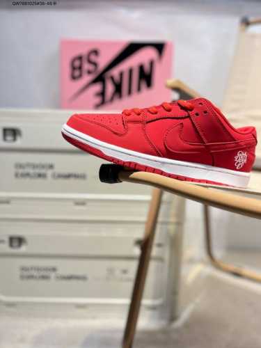 耐克Nike Dunk Low 板鞋Sb系列经典百搭休闲运动板鞋加厚鞋舌的填充，使舒适性大大提升，同时也更方便穿脱中底部分则加入了脚感柔软舒适Zoomair气垫