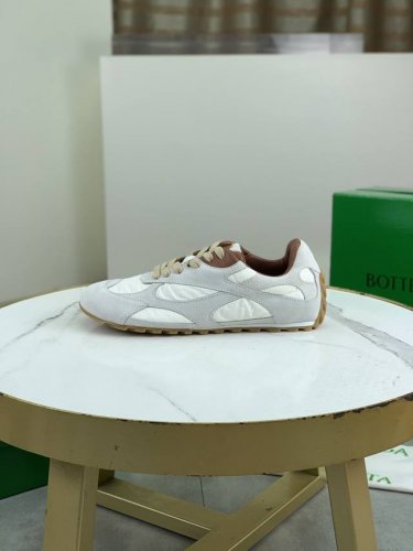 工厂p价p 实价 Bottega Veneta全新Orbit 运动鞋情侣款 该鞋款灵感取材自90 年代运动鞋的鞋型轮廓 其特色在于网状纹理的应用以及交叉覆盖的异