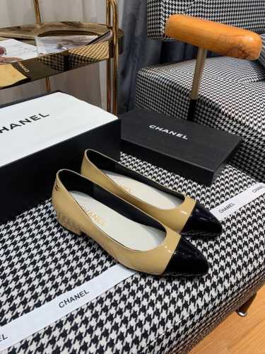 出厂价 CHANEL 香奈儿 经典光面款 可文艺可时髦 穿搭率实在太高了 百搭舒适 上脚秒变大长腿！ 鞋面采用进口牛皮漆皮 内里垫脚是羊皮 真皮大底，两种鞋跟