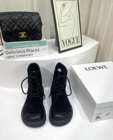 代购级LOEWE 罗意威 24ss 秋冬新款 娃娃头系带马丁靴 短靴子 简约大气时髦 耐看不过时 是时尚圈永不退潮的经典所在 复古的英伦风格，让你穿出不一样的气 - 点击图像关闭
