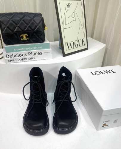 代购级LOEWE 罗意威 24ss 秋冬新款 娃娃头系带马丁靴 短靴子 简约大气时髦 耐看不过时 是时尚圈永不退潮的经典所在 复古的英伦风格，让你穿出不一样的气
