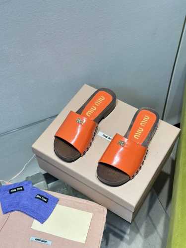 高品质出厂 包含一双半袜 miumiu*2025ss缪缪春夏新款平底小牛皮凉鞋拖鞋zp开发 原版拆卸，细节对版秒杀市面普通版本，miumiu真的太少女啦！皮质超