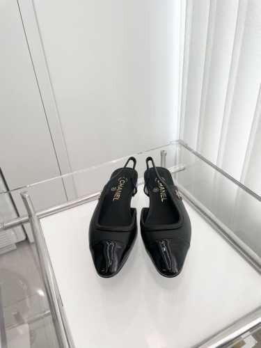 小香2024夏季新品 ～～～小香新款凉鞋！同原版1：1复制！非市场普通版本。 面料：羊皮 内里：羊皮 跟高：1.8cm 大底：意大利皮底 码数：35-39 40