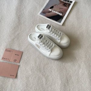 橙子出厂价p miumiu 缪缪 最新款 厚底饼干鞋 休闲鞋 帆布鞋 半拖款 原版购入开发 做货 隽永丹宁汲取迷人Miu Miu风格 造就新款运动鞋 鞋舌丝网印