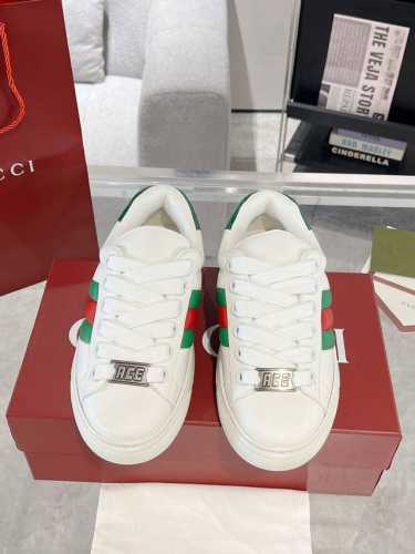 情侣款 Gucci Ace系列饰织带情侣款运动鞋 面包鞋 小白鞋 广受青睐的Ace系列运动鞋持续演绎品牌核心设计美学。在2024秋冬男士系列中，这款低帮鞋型搭配