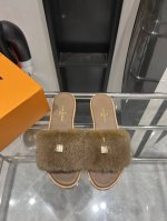 LV 24ss水貂毛 平底凉拖鞋 最流行的多巴胺元素系列 非常适合居家、逛街，度假，上班，皆是百分之百好搭配的绝绝子～ 面料：全真皮 水貂毛 羊皮里 意大利真皮