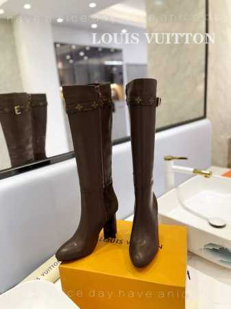 价格： 2024 Louis Vuitton 法国专柜代购 老外提供原版定制。 按照zp尾巴logo必须一致。 大方扣，一系列款。 真皮大底女高靴，代购疯狂抢购 - 点击图像关闭