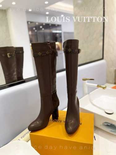 价格： 2024 Louis Vuitton 法国专柜代购 老外提供原版定制。 按照zp尾巴logo必须一致。 大方扣，一系列款。 真皮大底女高靴，代购疯狂抢购