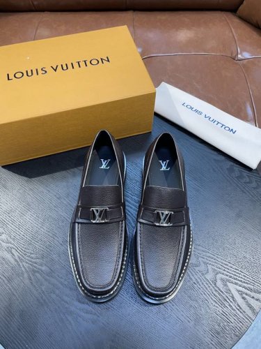 l家 Size:39-44 38.45定做 原单Lv官网男士休闲皮鞋，顶级原单复刻， -鞋面：牛皮工艺、纳帕牛皮、鞋身车缝品牌Logo -内里：牛皮，垫脚；水染