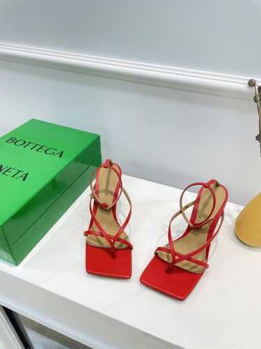 Bv 葆蝶家 12色齐季条带凉鞋 大红色 Bottega Veneta 季 条带夹趾凉鞋 继续延续 夸张的各种配色 必将影响穿搭界 各个明星 博主争相试穿 上脚