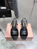 Miumiu缪缪25春夏新款简易复古蜥蜴纹高跟鱼嘴凉鞋！春夏清新配色曲线优美，小猫跟后空凉鞋 日常穿搭都很搭鞋边有专属标识性Logo格调，上脚尽显优雅魅力！ 鞋
