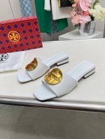 2024汤丽柏琦新款火爆推出面:牛皮 内里:绵羊皮 垫脚:山羊皮平跟出厂价:像胶底 皮底+30码数:35-43