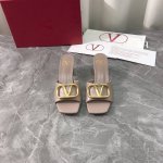 工厂p价p 顶级高端版本 代购品质 原版开发 Valentino 华伦天奴Ss经典爆款夏季方头粗跟凉拖鞋。V家新款全真皮金属金色大V扣子装饰抢手大爆款，Ins&