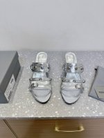 balenciaga 巴黎世家 25Ss春夏新款 铆钉 三带 高跟 凉鞋 巴黎世家非常经典的铆钉设计，小猫跟非常性感，搭配铆钉的狂野自我！ 不羁风格满满，内里鞋