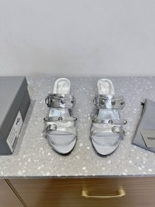 balenciaga 巴黎世家 25Ss春夏新款 铆钉 三带 高跟 凉鞋 巴黎世家非常经典的铆钉设计，小猫跟非常性感，搭配铆钉的狂野自我！ 不羁风格满满，内里鞋