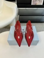 PRADA 普拉达 经典款 三角标单鞋系列 简单的设计大概就是它最让人喜欢的点 不是烂大街的那种 很有自己的品牌个性 面料采用小牛漆皮 内里垫脚混种羊皮 意大利