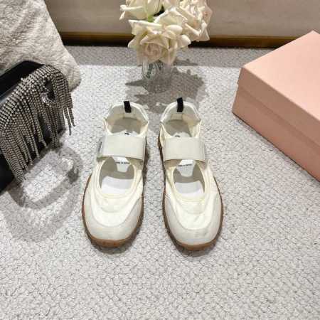 MiuMiu 缪缪 25ss 春夏新款 饼干鞋 阿甘鞋休闲运动鞋miumiu最新爆款 前卫大胆的设计，Miu Miu风格融于此款厚底真丝雨布玛丽珍设计的简约线条 - 点击图像关闭