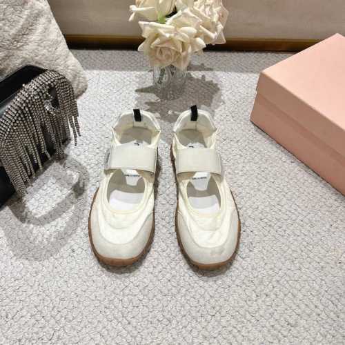 MiuMiu 缪缪 25ss 春夏新款 饼干鞋 阿甘鞋休闲运动鞋miumiu最新爆款 前卫大胆的设计，Miu Miu风格融于此款厚底真丝雨布玛丽珍设计的简约线条