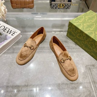 1819-1 咖棕 35-41 作为Gucci设计传承的杰出代表，Jordaan系列饰马衔扣乐福鞋生动彰显经典优雅格调。这款鞋履采用品牌标志性字母交织图案皮革，