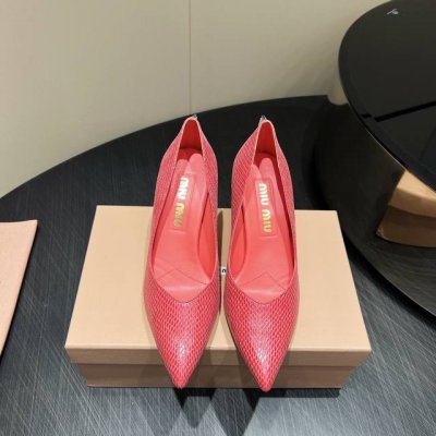 出厂: 独家顶级版本 Miumiu缪缪2025Vs春夏最新走秀爆款单鞋系列 尖头高跟单鞋 miumiu秋冬T台走秀网红同款 造梦不夜城 Miumiu能在重要场合